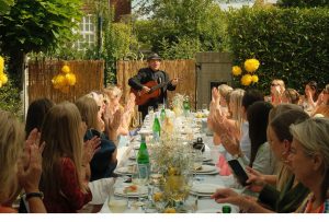 Gianni Nanni is een Italiaanse zanger en gitarist uit Florence, gevestigd in Delft. Hij treedt live op bij bruiloften, verjaardagen, diners, bedrijfsfeesten en andere evenementen in Nederland en België.